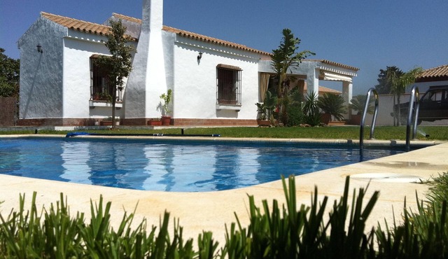 Great villa with pool, next to the town and beaches, ideal for families.
