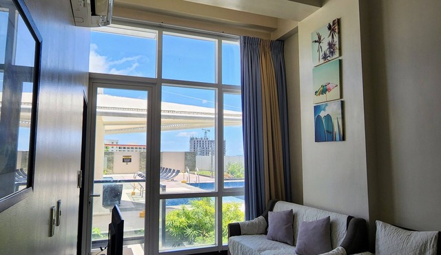 High Ceiling Home by the Pool w/*Beach, Wi-Fi & Netflix