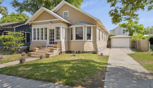 Historic 1918 Bungalow | 7min Walk | Bikes+Pets