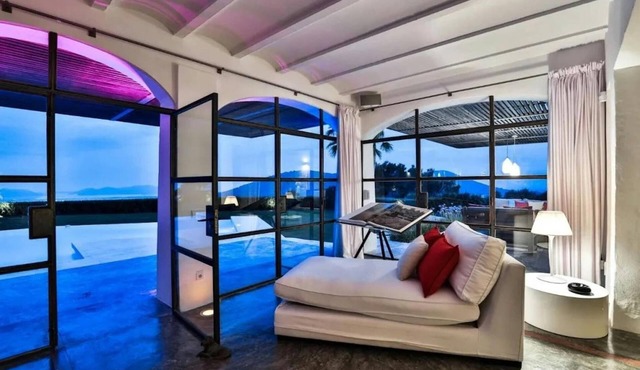 Holiday home with tranquil sea views