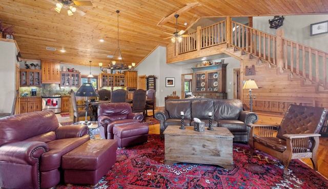 "Honey Haven Mountainside" Luxury Loft-Sleeps 6-In Town-Pet Friendly