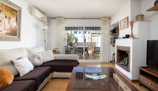 House with 4 bedrooms, 3 bathrooms, located in the old town of Montgat and only 5 minutes from the beach.
