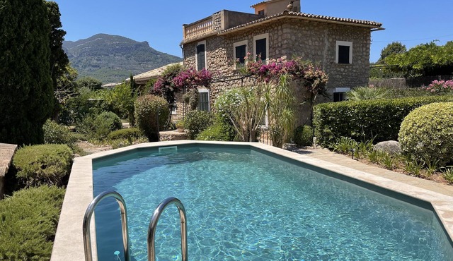 House with character between the montains and the sea