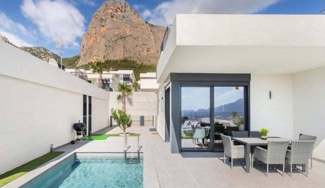 House with heated pool and sea views