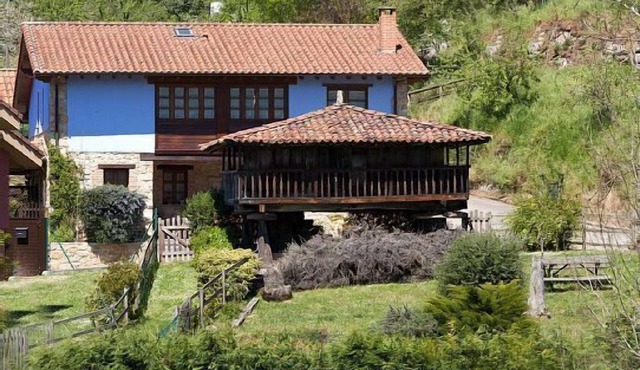 House with pool and garden, between Picos de Europa and Villaviciosa beaches.