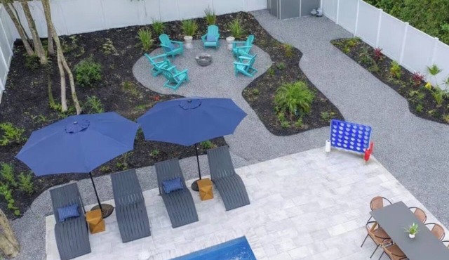 Htd Pool w/Arcade, Firepit, Putting Green,GolfCart Access, 1.2 miles to Downtown