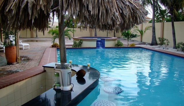 Huge 5BR Villa, Private Pool & Swim-Up Bar. 15 min. Walk to Palm Beach & Casinos