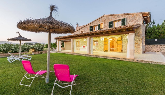 In a Peaceful Location with Garden – Villa Can Ferrer