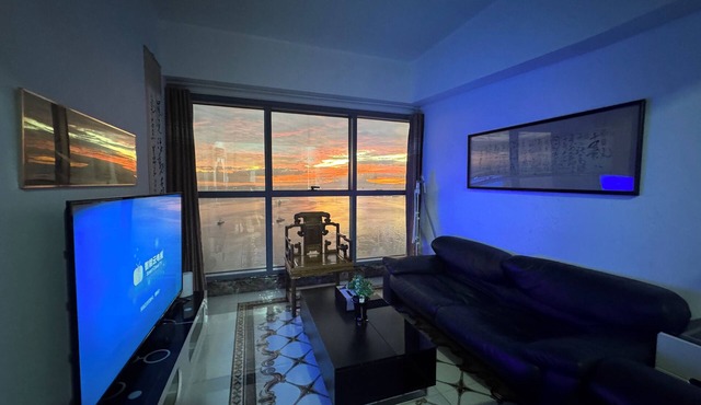 KanStay｜三海居 3BR Bayview Condo near US Embassy｜Balcony · Pool · Gym