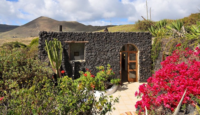 La Bodega – On a Volcano with Piano, Sea Views, Private Terrace and Wi-Fi