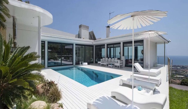 Lavish villa with outdoor hot tub