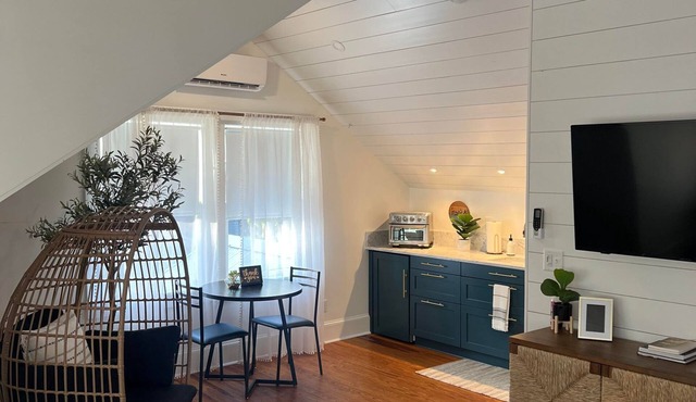 Luxe Lemon Loft in Historic Downtown St Aug