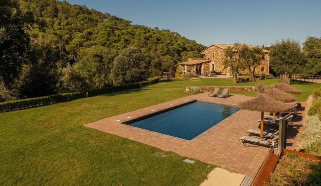 Luxurious 7 bedroom villa with garden and pool in Girona