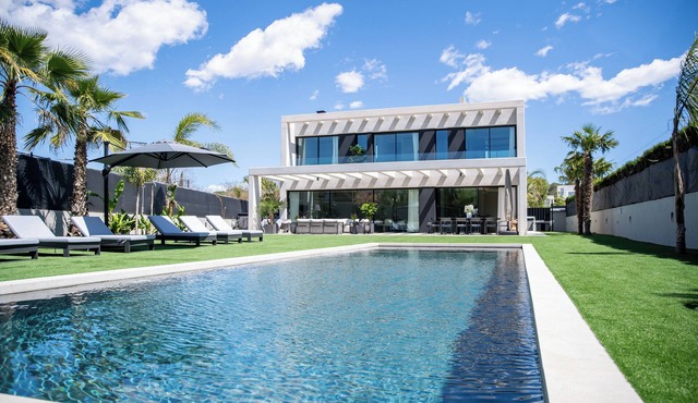 Luxurious and Elegant Villa near Shopping, Spa, Wellness, and Golf Course