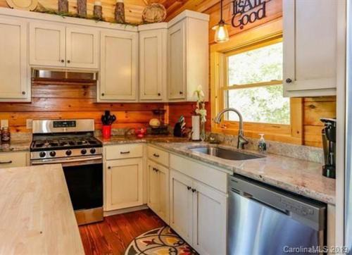 luxury Dear Tryon Cabin by TIEC in Green River Highlands in Tryon