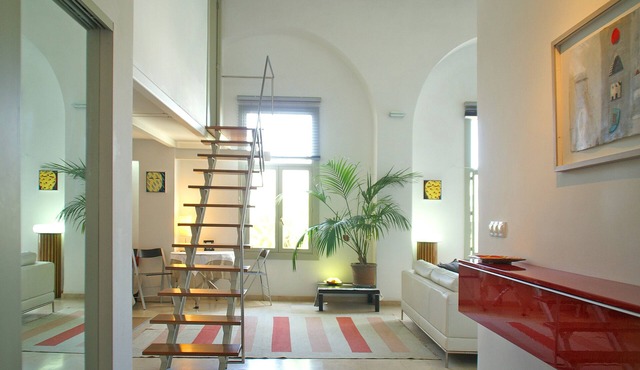 Luxury, light & spacious loft-apartment great for longer stays, private parking