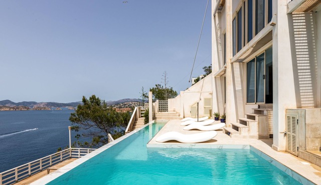 Luxury Seafront VIP Villa With Infinity Pool