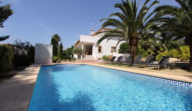 Luxury Villa Private Pool, Sea 500m, AirCon, Games room, Close to Town