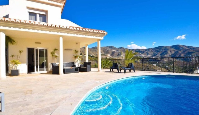 Luxuryvilla with pool and jacuzzi,BBQ and seaviews