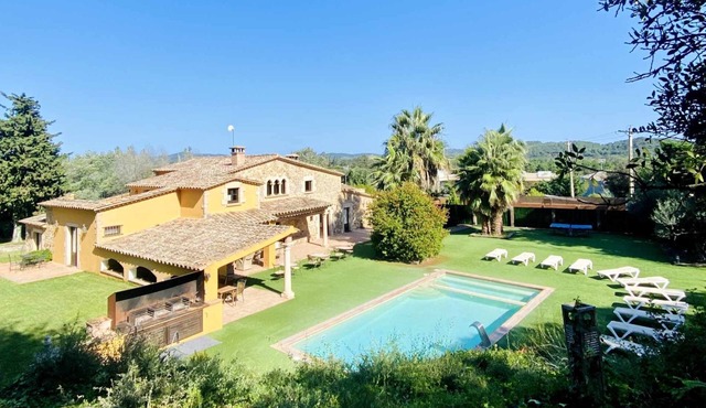 Mas Molines House with pool, jacuzzi and barbecue areas on the Costa Brava.