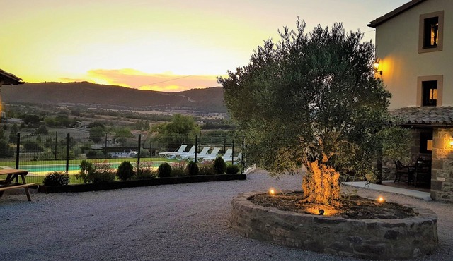 MIRO VELL for 18 people, with barbecue, pool, wi-fi, and views of the Pyrenees
