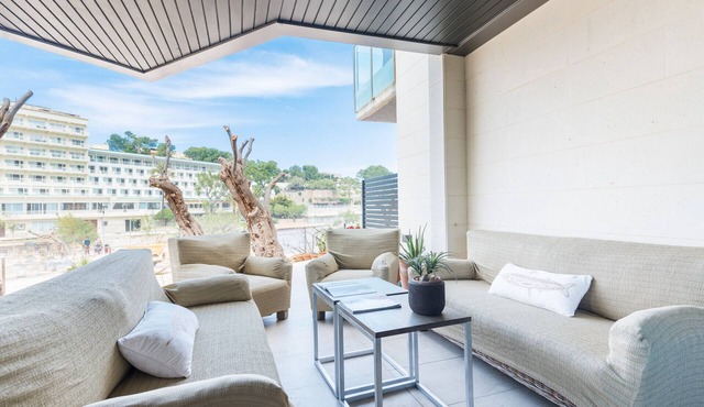 Modern Apartment with WIFI and AC on the beach of Cala Sant Vicenç, Pollença