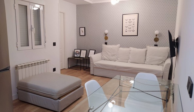 Modern Interior Studio with Double Bed in Madrid Río: Comfort and Prime Location!