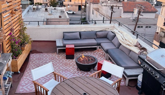 Modern Luxury Townhouse With Panoramic Views!