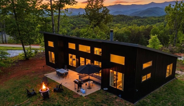 Modern Mountain Retreat, Firepit, Grill and Fireplace