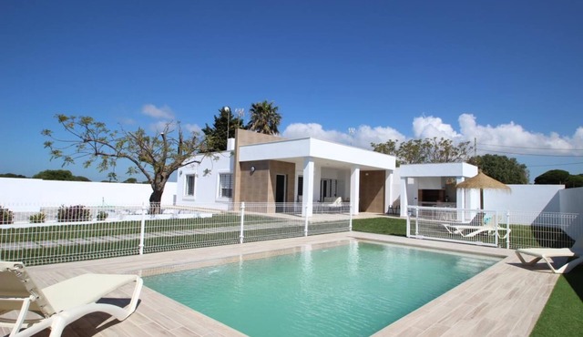 Modern style, private pool, quiet surroundings, beautiful veranda, mosquito nets - Casa Sangall -