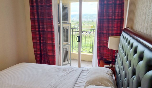 New Lux. 2 BR-condo near SM Seaside Mall - Huge Pools, Gym, Tours, Netflix