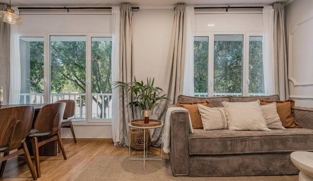 NEW Refurbished Modern Apartment