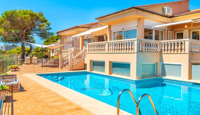 Nice home in Portocolom with private swimming pool, can be inside or outside