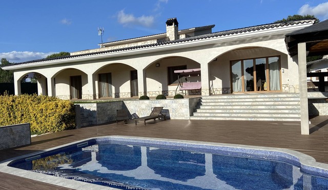 Nice house with capacity for 12 people. Private pool BBQ area and free wifi. Vivalidays Kiros.