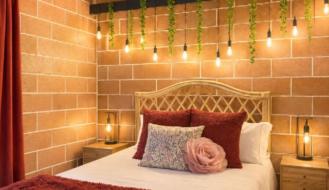 Ocean View Balcony | 4 Min Walk to Beach | Romantic Theme