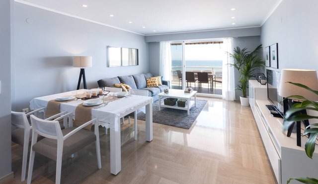 Oceanfront condos w/breathtaking views. Elegant decoration! - only families