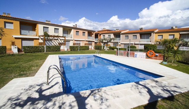 OLIVERS House with Communal Pool, beach at 300m