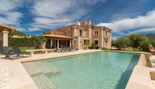 PREMIUM: GRAND AND ELEGANT VILLA