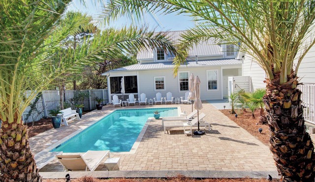 PRIVATE POOL/GOLF CART/SWING/ICE MAKER/BEACH CHAIRS & UMBRELLAS/PARKING 6 CARS