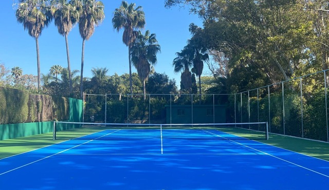 Private villa in exclusive area, with pool, tennis and direct access to beach