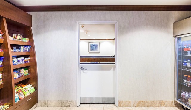 Queen Suite | Free Daily Breakfast, Outdoor Pool Access + 24h Business Center