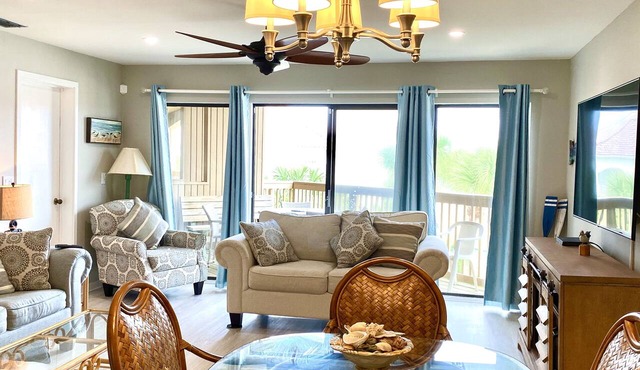 Relaxing getaway, with picturesque views, & a short walk to St. Augustine beach.