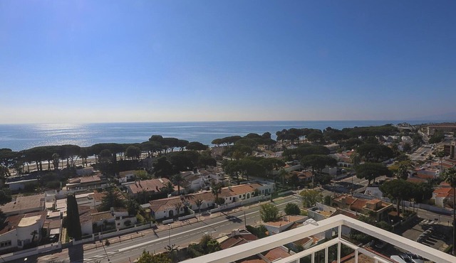 Renovated 3-BR apartment, near beach with sea view
