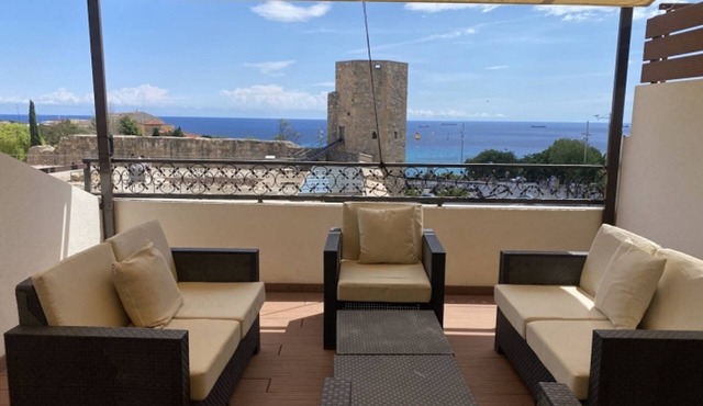 Renovated townhouse in Tarragona center with sea view and terrace
