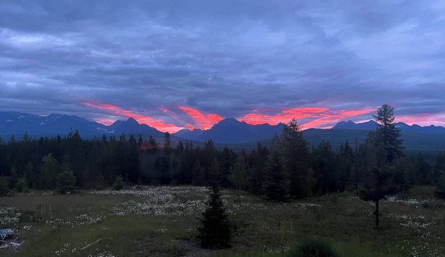 Rising Wolf Retreat: 4-Bedroom Cabin near Glacier National Park