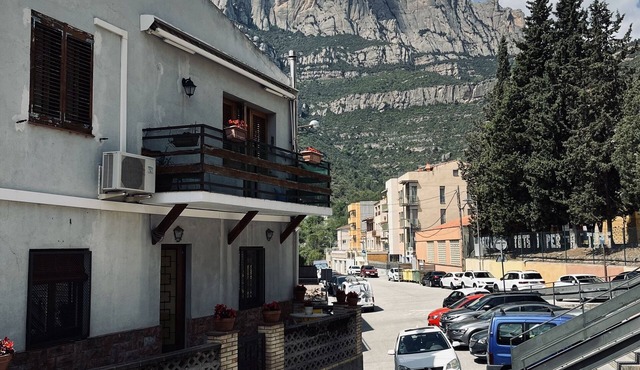 Rustic, spacious apartment next to the Montserrat mountain