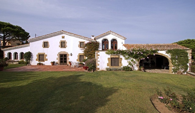 Rustic farmhouse with sea views, large garden and private pool.