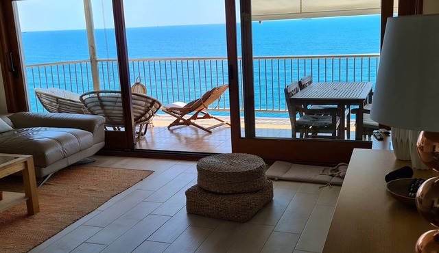 Salou superb 1st line air-conditioned apartment, wifi, direct access to the sea.