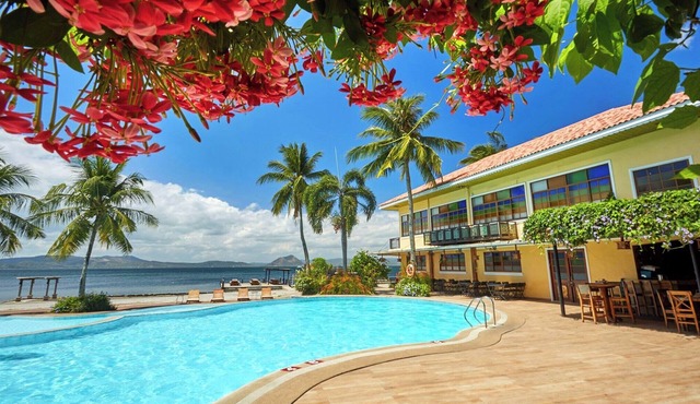 Scenic Taal Lakeshore 4-BR Villa Stay for 16 Persons - Near Tagaytay