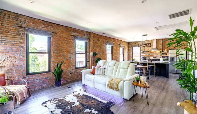 Short North/Downtown | Steps to High St | Walk to Convention Ctr | Free Parking